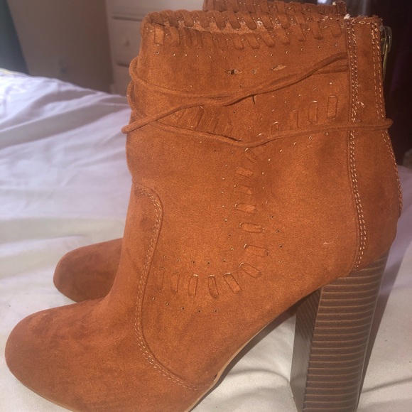 Moccasin style ankle boots with a block heel. - Picture 5 of 7